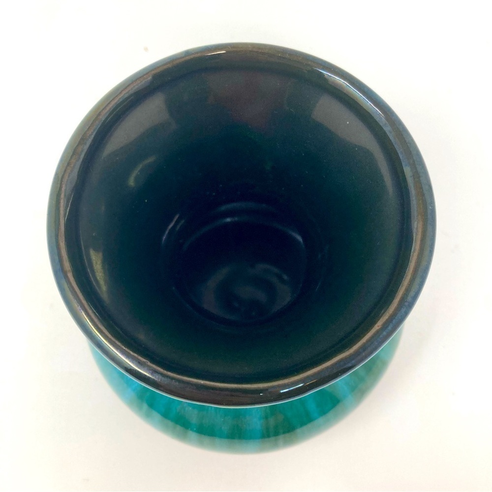 Vintage Blue Mountain Pottery vase. - Picture 4 of 10